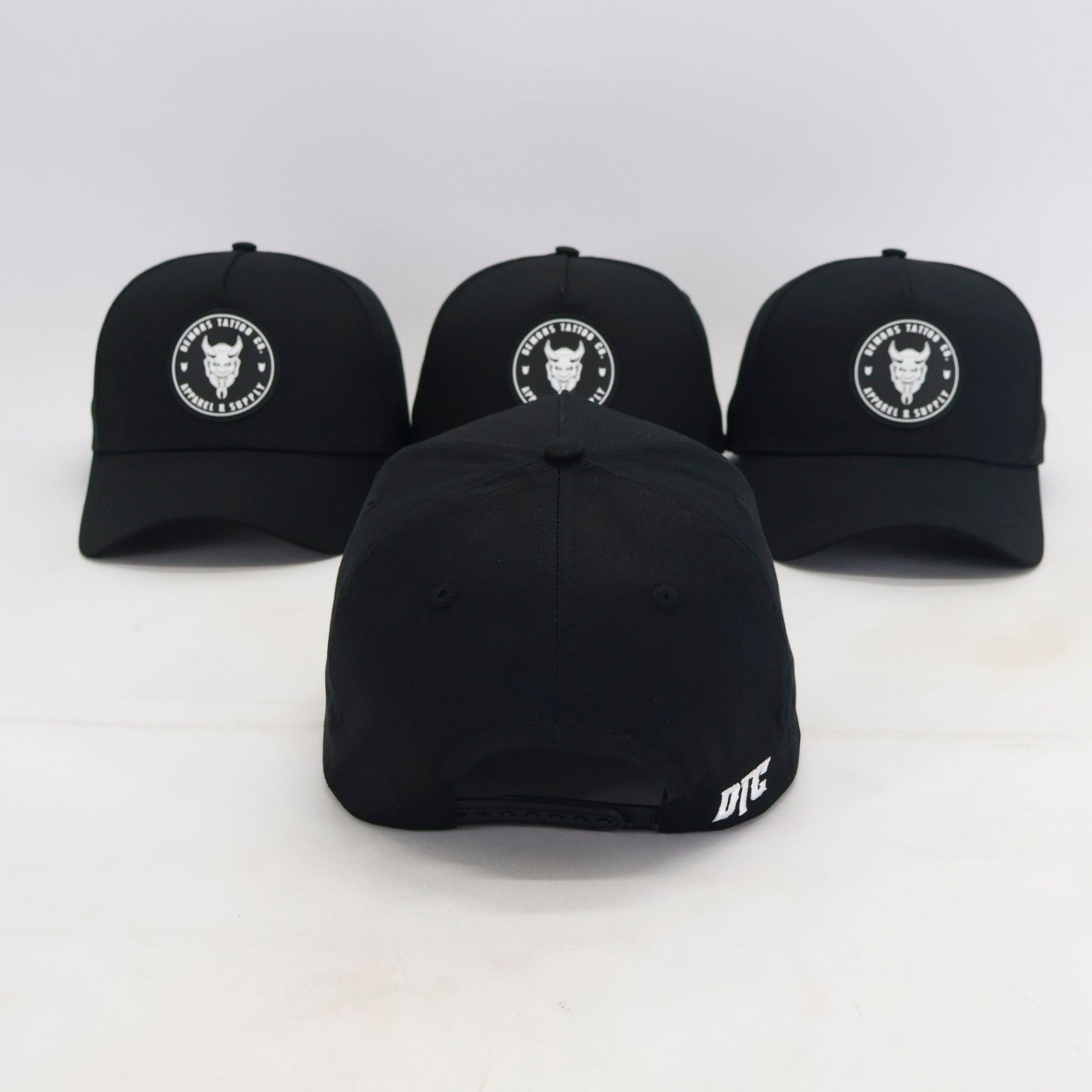 Arrière de la snapback Demons noire avec la fermeture à pression et la broderie DTC blanche