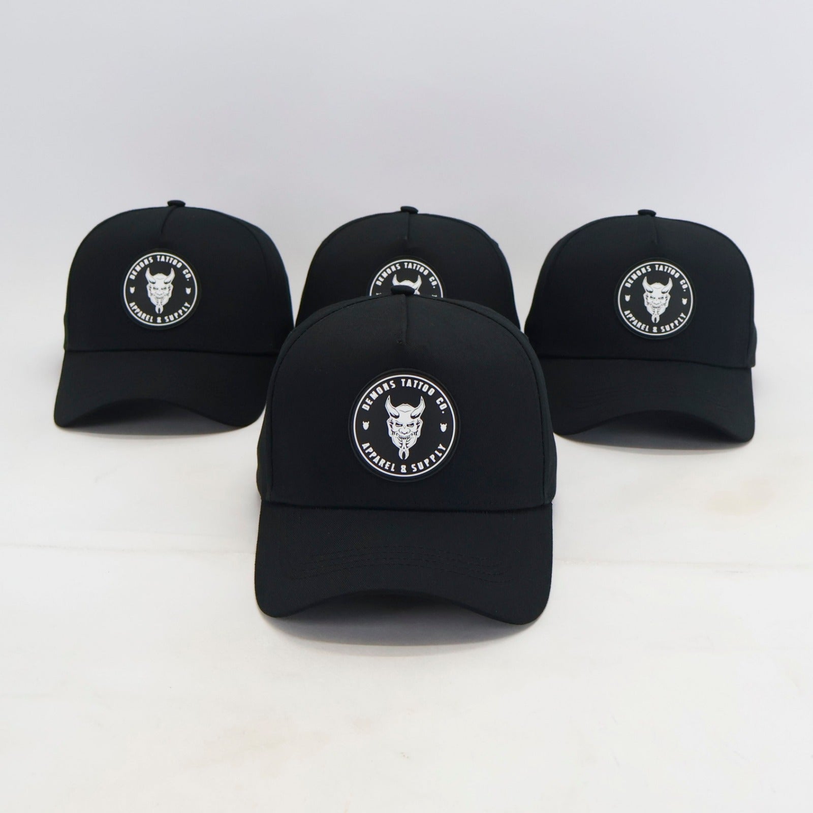Casquettes snapback Demons tout noir avec patch PVC moulé noir et blanc à tête de démon