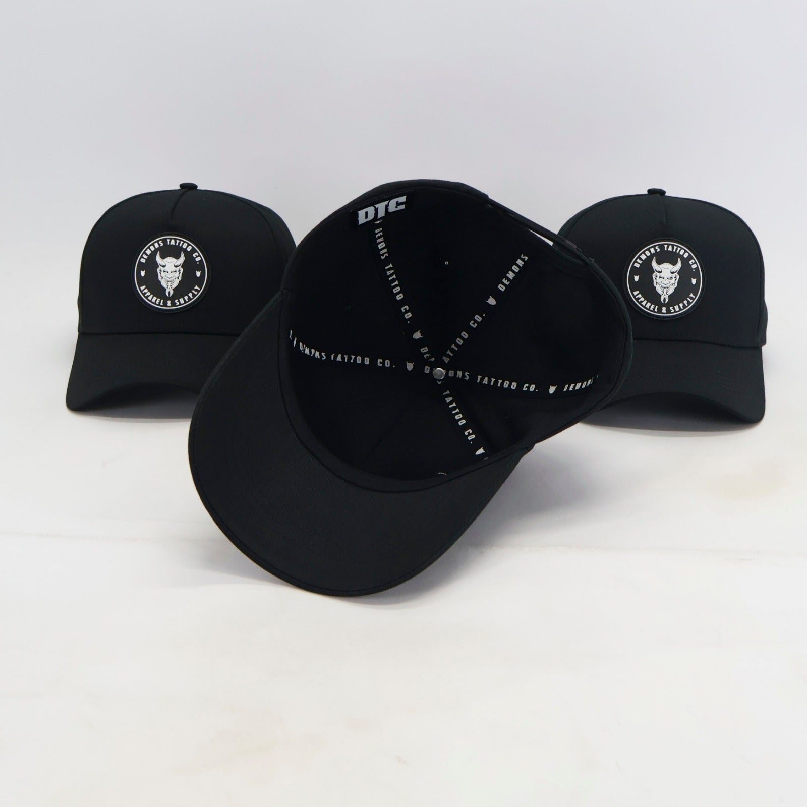 Intérieur de la snapback Demons noire avec le ruban DEMONS TATTOO CO. et l'étiquette DTC