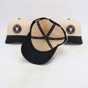 Intérieur de la snapback Demons crème avec le ruban noir DEMONS TATTOO CO. et l'étiquette DTC