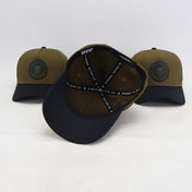 Intérieur de la snapback Demons olive avec le ruban noir DEMONS TATTOO CO. et l'étiquette DTC