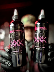 Encre de tatouage Panthera Artist Series Hoode Below Black, deux bouteilles de 350 ml tenues dans des mains gantées